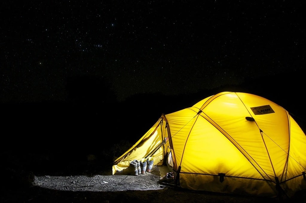 Choisir un emplacement idéal pour une nuit en pleine nature
